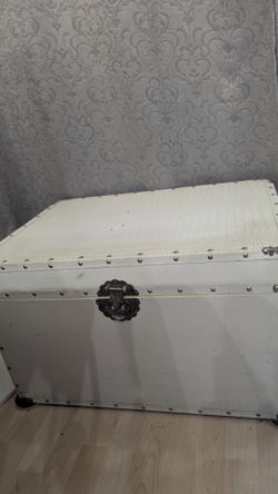 LARGE WHITE CHEST