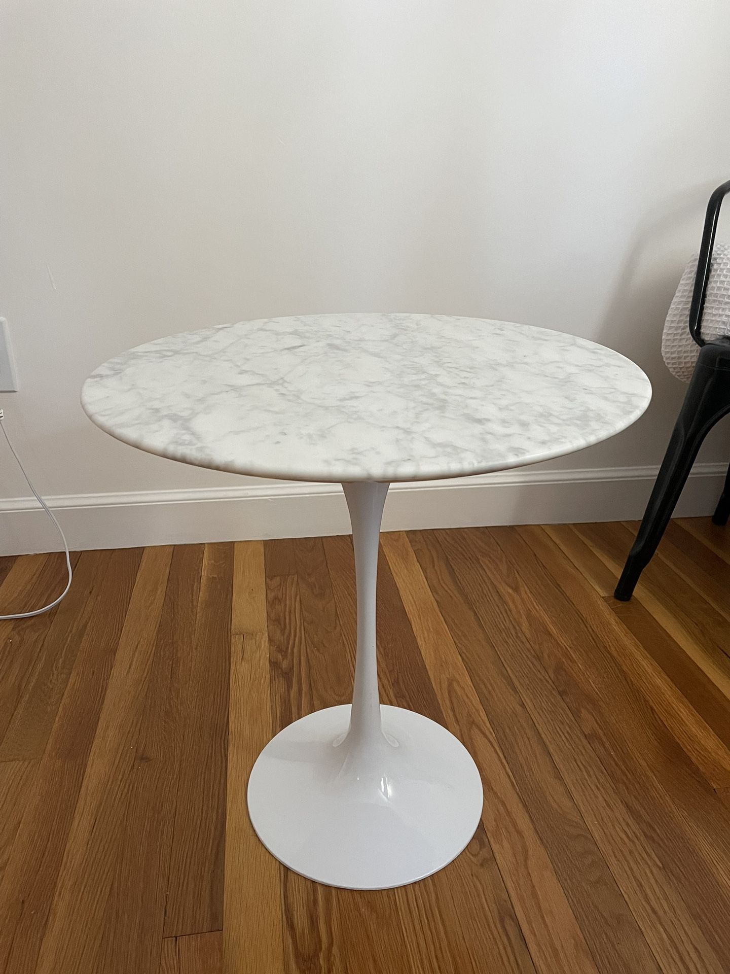 Modway Lippa 19.5" Round Marble End Table in White