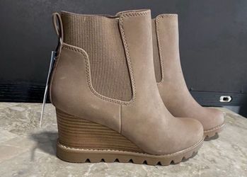 Women’s Wedge Boots Size 7