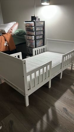 Toddler bed with waterproof mattress