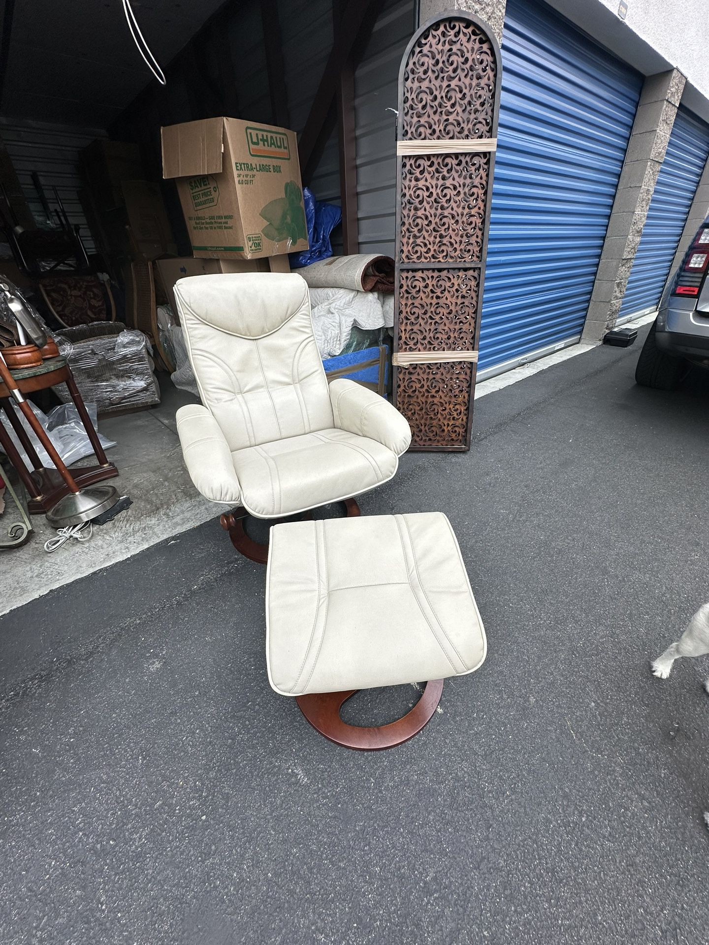 Eames Chair - Great Condition - Beige -LIKE NEW - Chair+ Ottoman