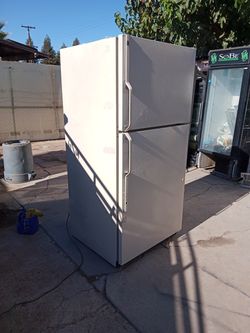 Refrigerator GE In Good Condition Deliver And 30 Day Warranty Price $280 obo
