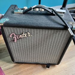 Fender Rumble 15 Bass Amp – Compact, Clean Sound, Great Condition