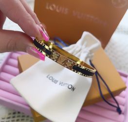 New 18k stainless steel gold bracelet comes with only logo bag