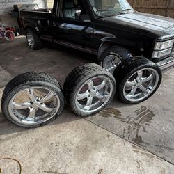  Rims 20x12” y 20x10” rines y llantas, uno está dañado obs 1995