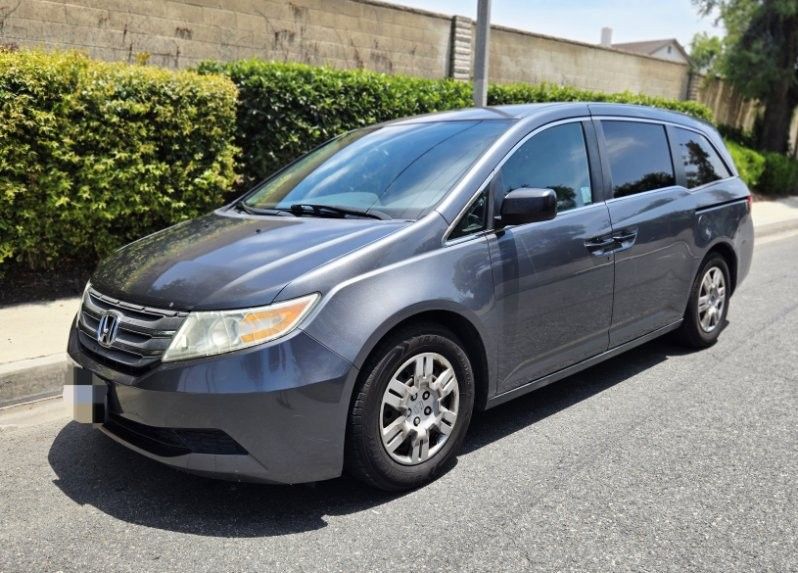 2013 HONDA ODYSSEY 8-PASSENGER MINIVAN