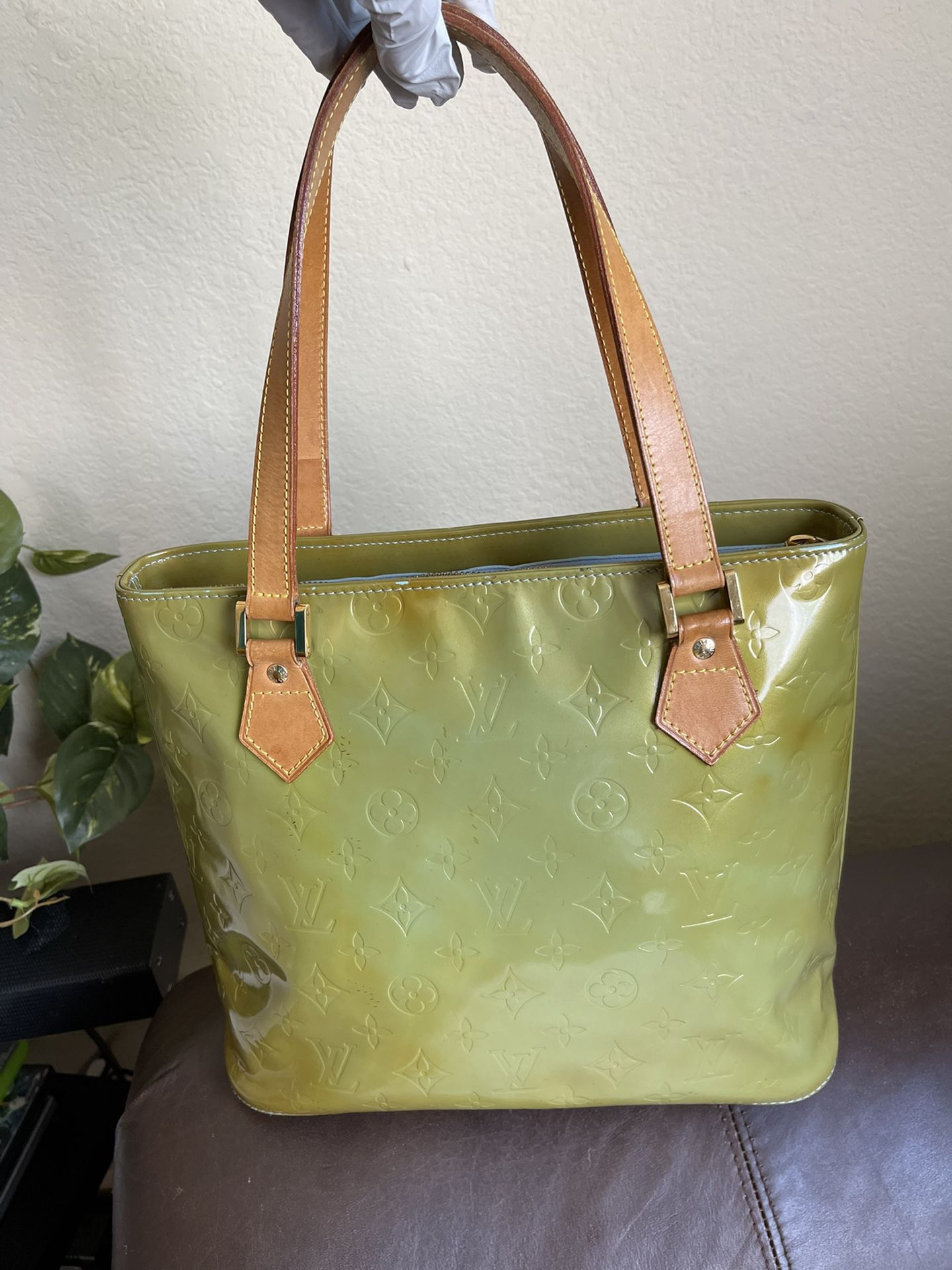LIKE NEW Authentic Louis Vuitton Vernis Houston Bag for Sale in Montclair,  CA - OfferUp