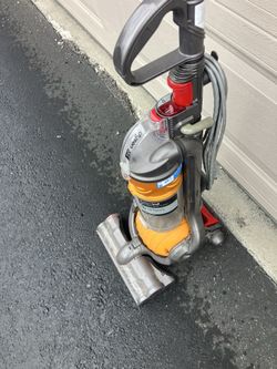 Vacuum DYSON DC24 pet works great