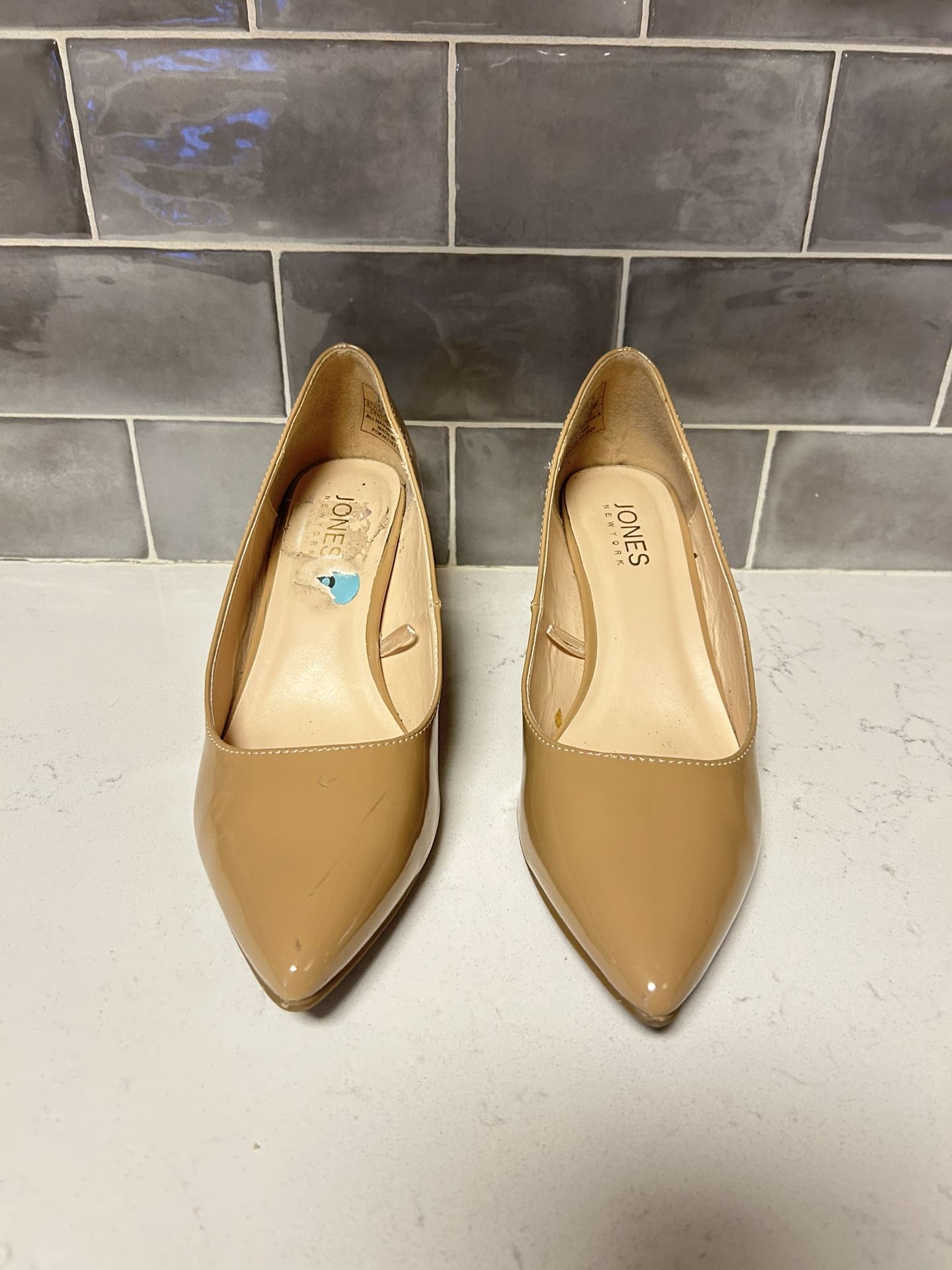 Women’s size 6.5 Jones of New York nude patent leather heels