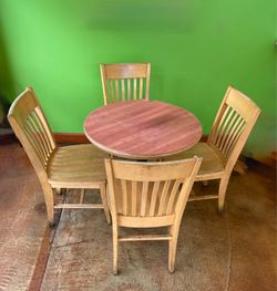 Table + 4 chairs