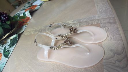 Sandals with bright pearls at a he top