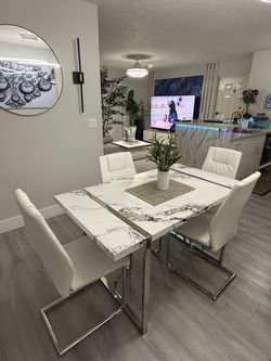 Mesa de comedor con 4 sillas