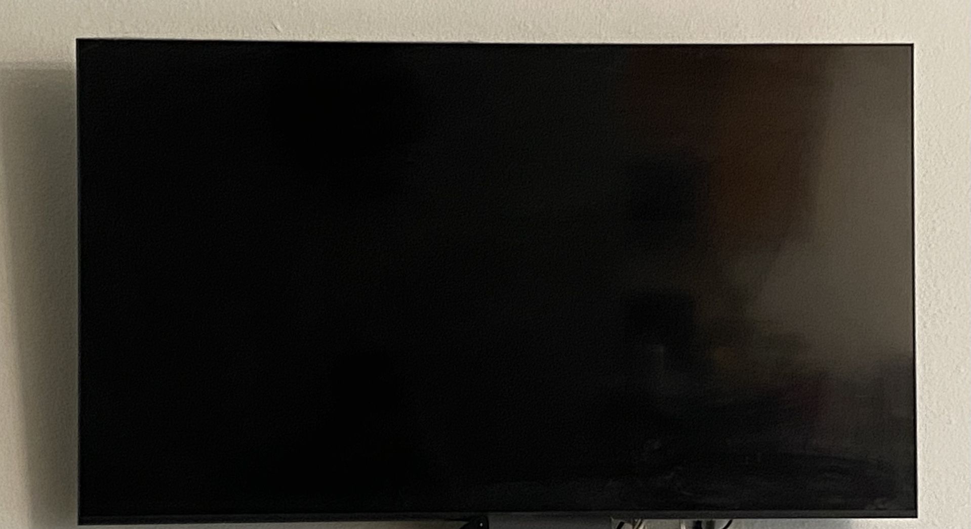 Samsung 50” 4K UHD Smart TV + Wall Mount