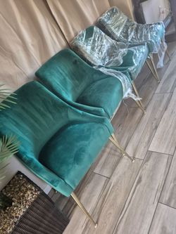 Beautiful set 4 chairs dark green velvet