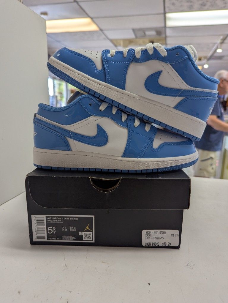 Jordan 1 Low Se Size:5.5y