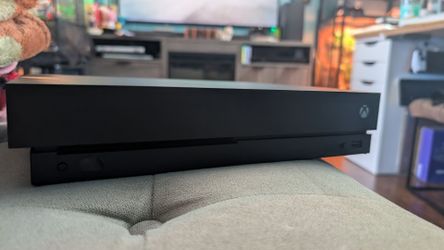 Xbox One X - 1 TB