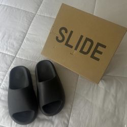 Yeezy slide, size 5