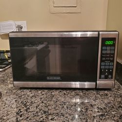 Black + Decker Small Countertop Microwave 