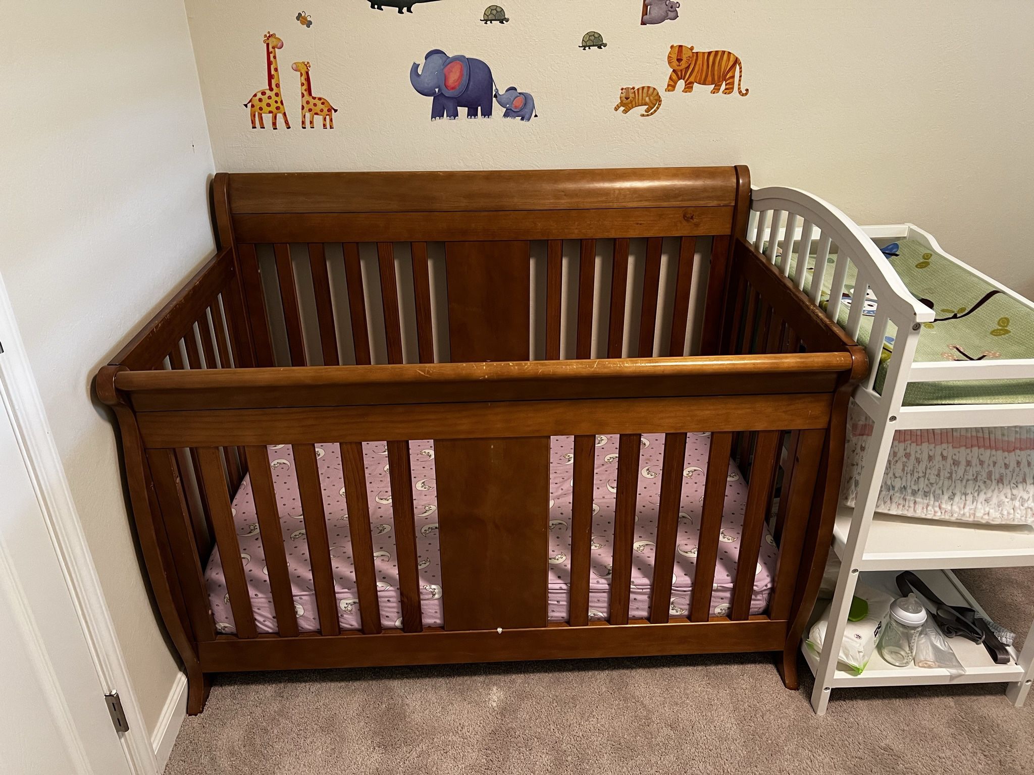 Full size Crib, Mattress and Changing Table In Great Condition