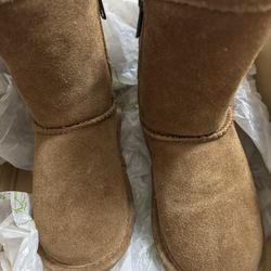 Toddler 8 Bearpaw boots