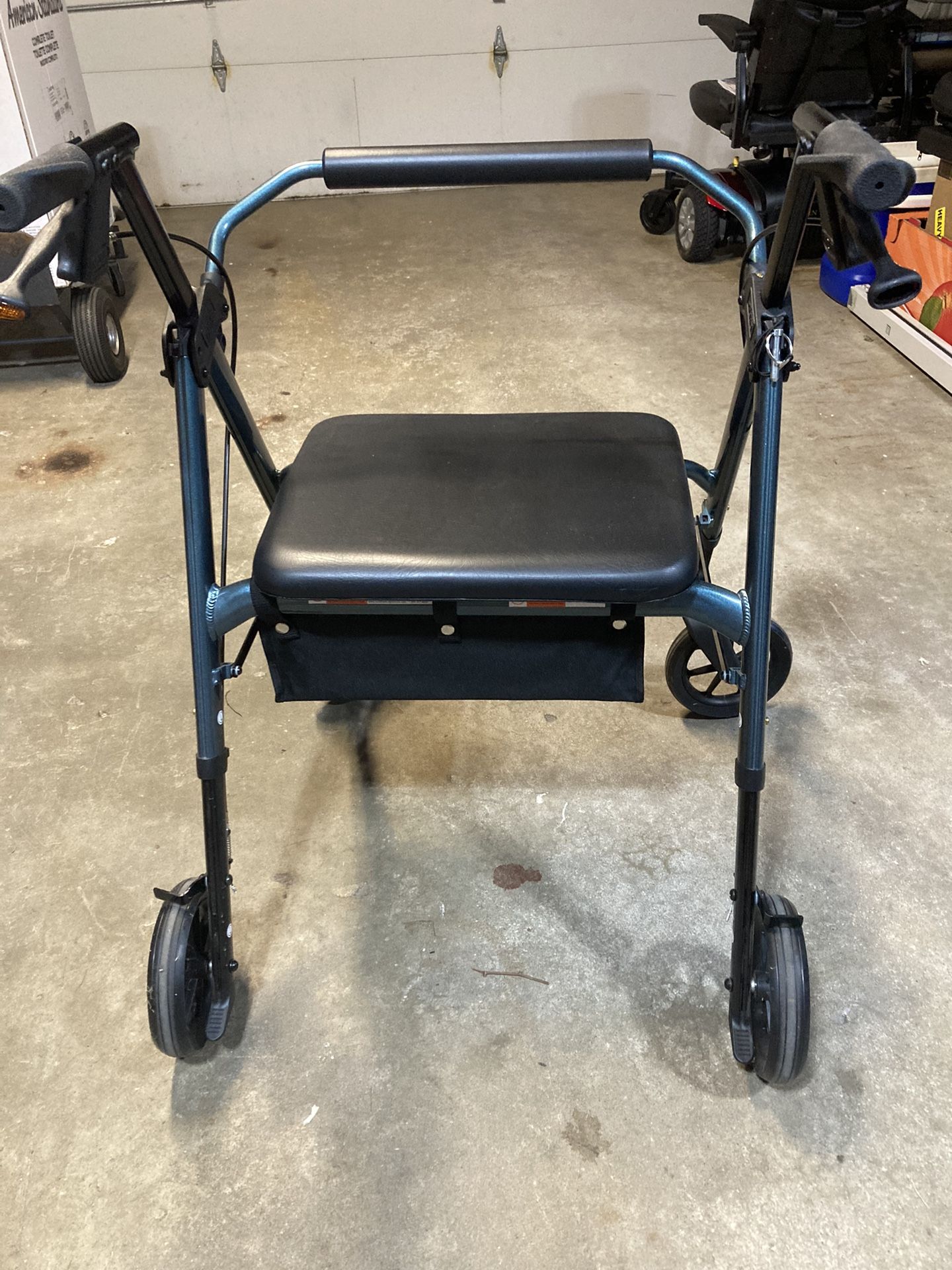 Walker with lock and lift by Nova