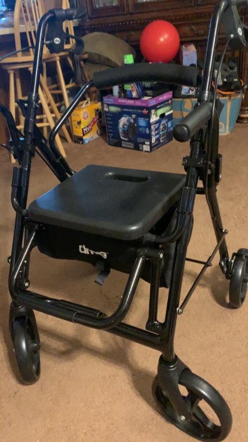 Drive Walker W/Seat solofficialkw.com