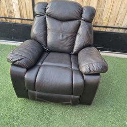 LA-Z-BOY // manual recliner in good condition,  please see all the pictures for details