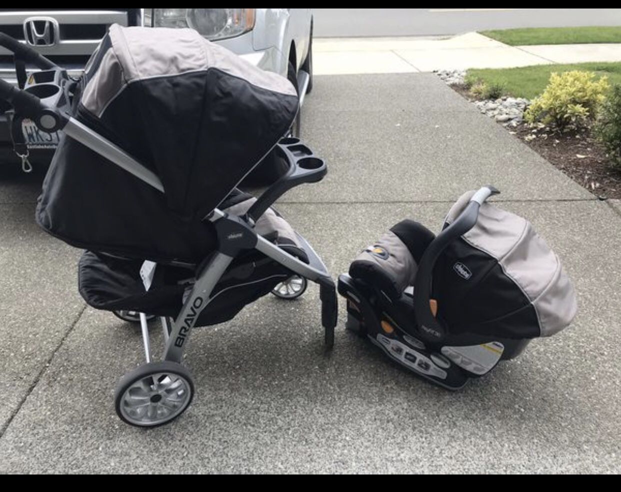 Chicco Bravo Travel System / Car Seat and Stroller