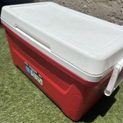 IGLOO ice chest  48 Quarts By 45 Litters 