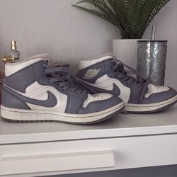 Air Jordan 1 Mid “White / Stealth Grey”