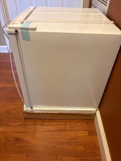 Artic king, Small freezer 17.5" depth x 18.5" width x 18.0" high