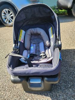 Barely used Graco Snugride 35 Lite LX with Base