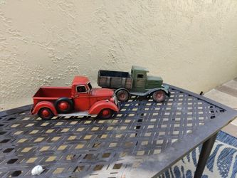 Metal Pickup Truck Display