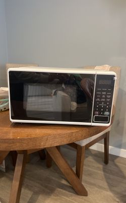 Mainstays 0.7 Cu ft Countertop Microwave Oven, 700 Watts, White