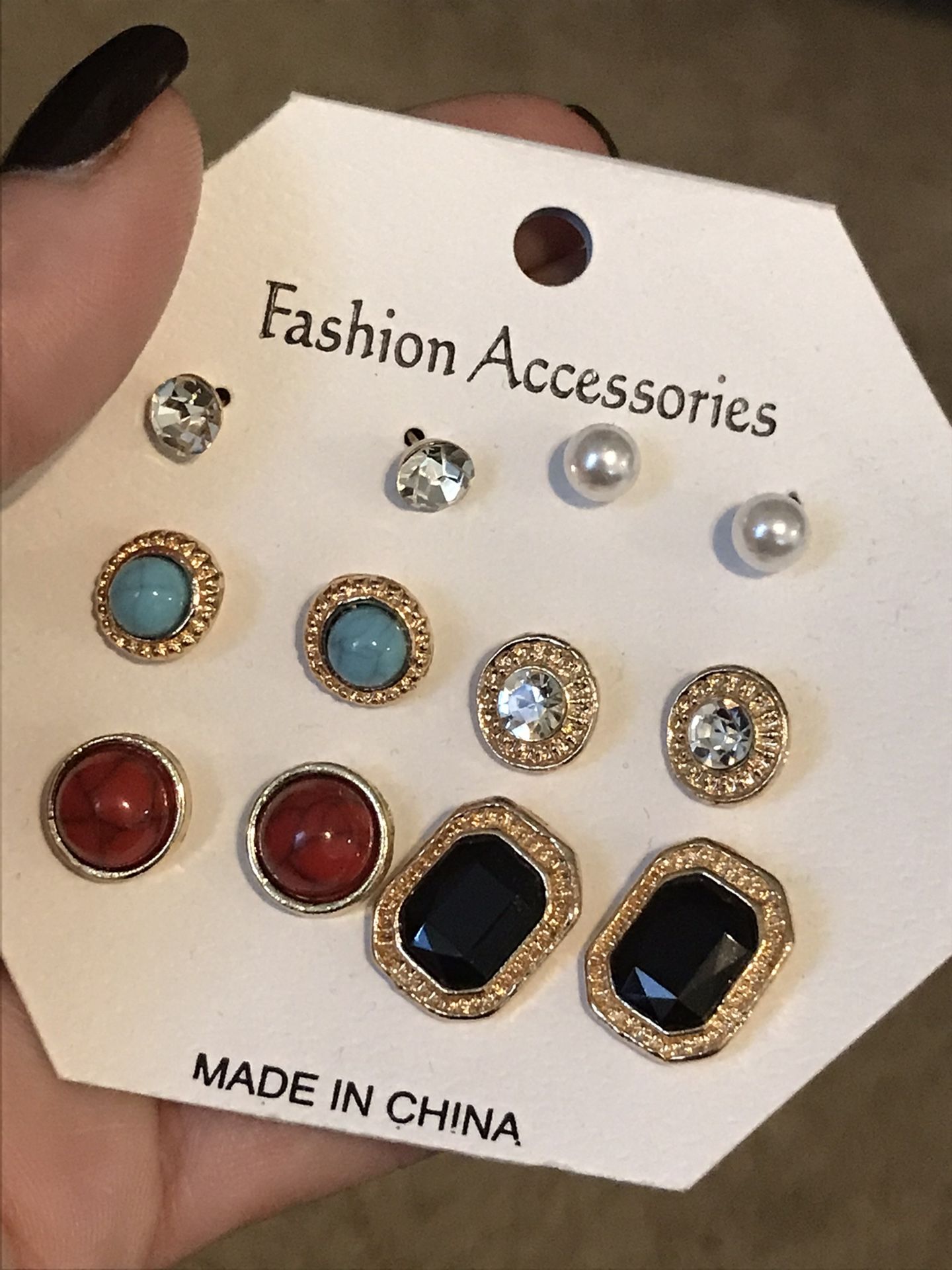 Three piece necklace that, earrings, key necklace and Larry necklace gold color six dollars for all