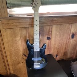 guitarra eléctrica infantil de la marca Vizcaya, modelo Mini Electric Strat Style en color negro.