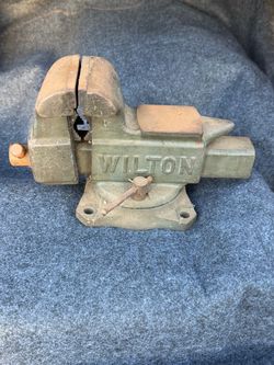 Vintage WILTON Swivel Bench Vise W/ Anvil Horn Pipe Jaws 643½ USA Made