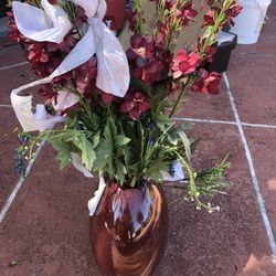 Arrangement Of Flowers With Burgundy Vase/arreglo De Flore