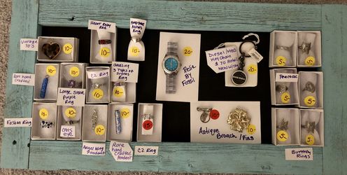 Assortment of rings / pendants / jewelry watch broaches etc