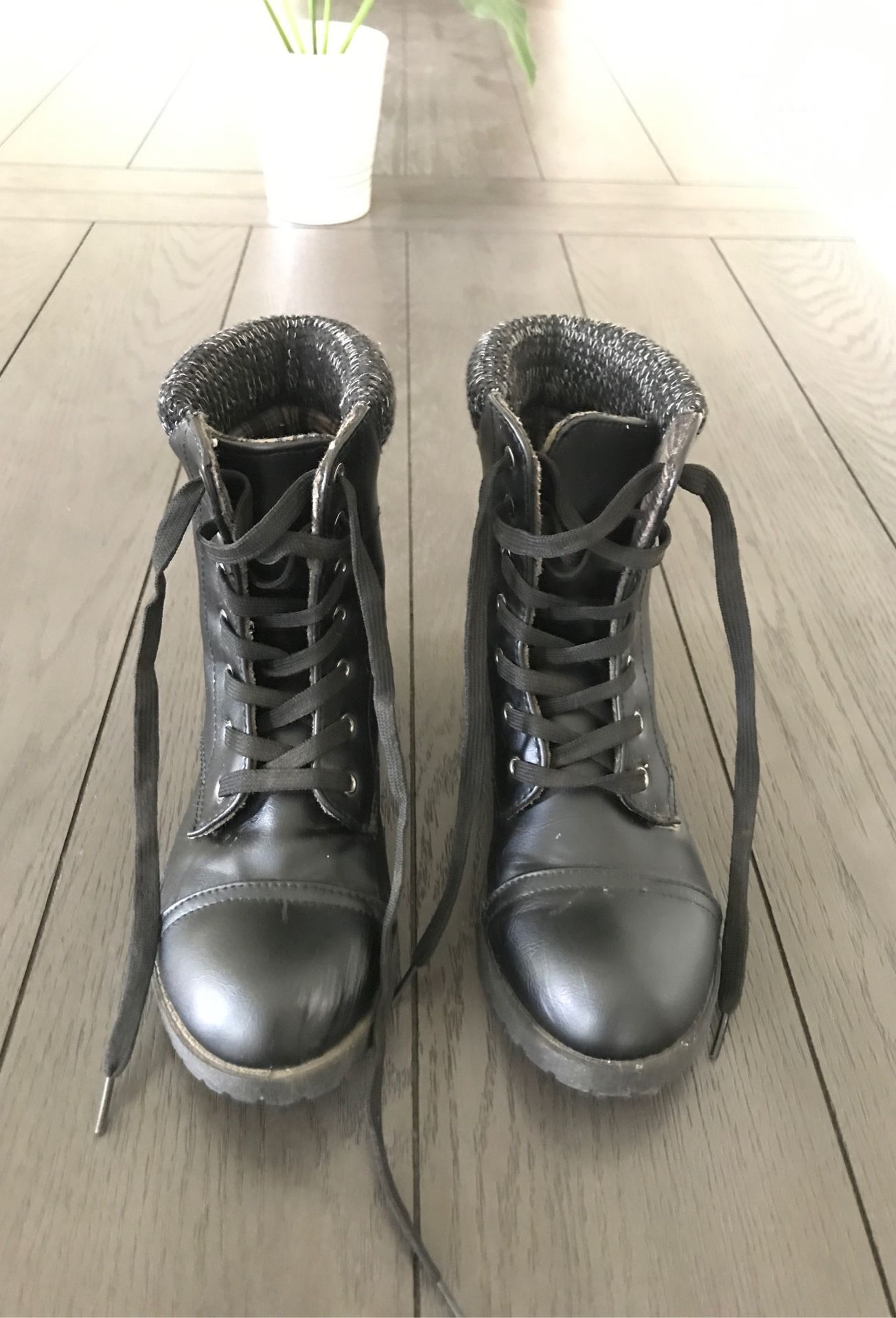 Black booties size S 6/7