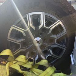 18 Inch Rims And Tires From 2024  Z71 Chevy Colorado 