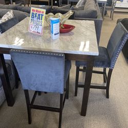 Stunning Dining Set ✨🤍 Easy Financing Available ✨🤍 Free Delivery 🚚 