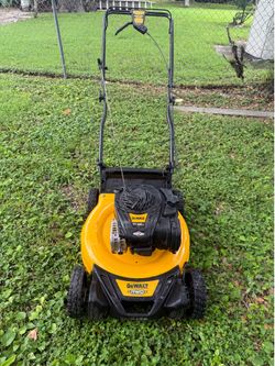 Lawn mower Dewalt start right up excellent condition rear wheel drive self propelled work great