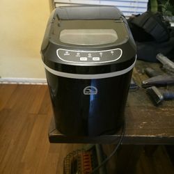 Igloo Tabletop Ice Maker Barely Used