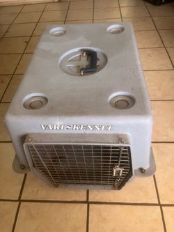 Plastic dog cage medían blue color