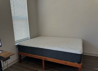 Queen Sealy Mattress- memory foam hybrid. - clean -hardly used