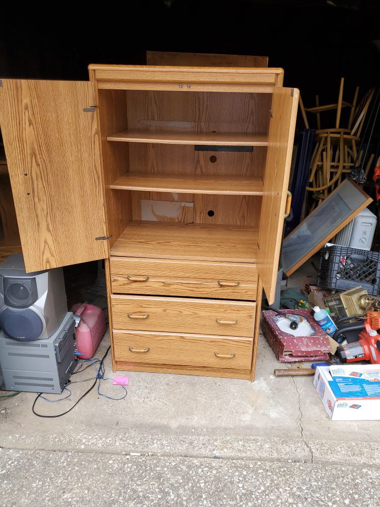 3 drawer and 2 shelf dresser/cabinet