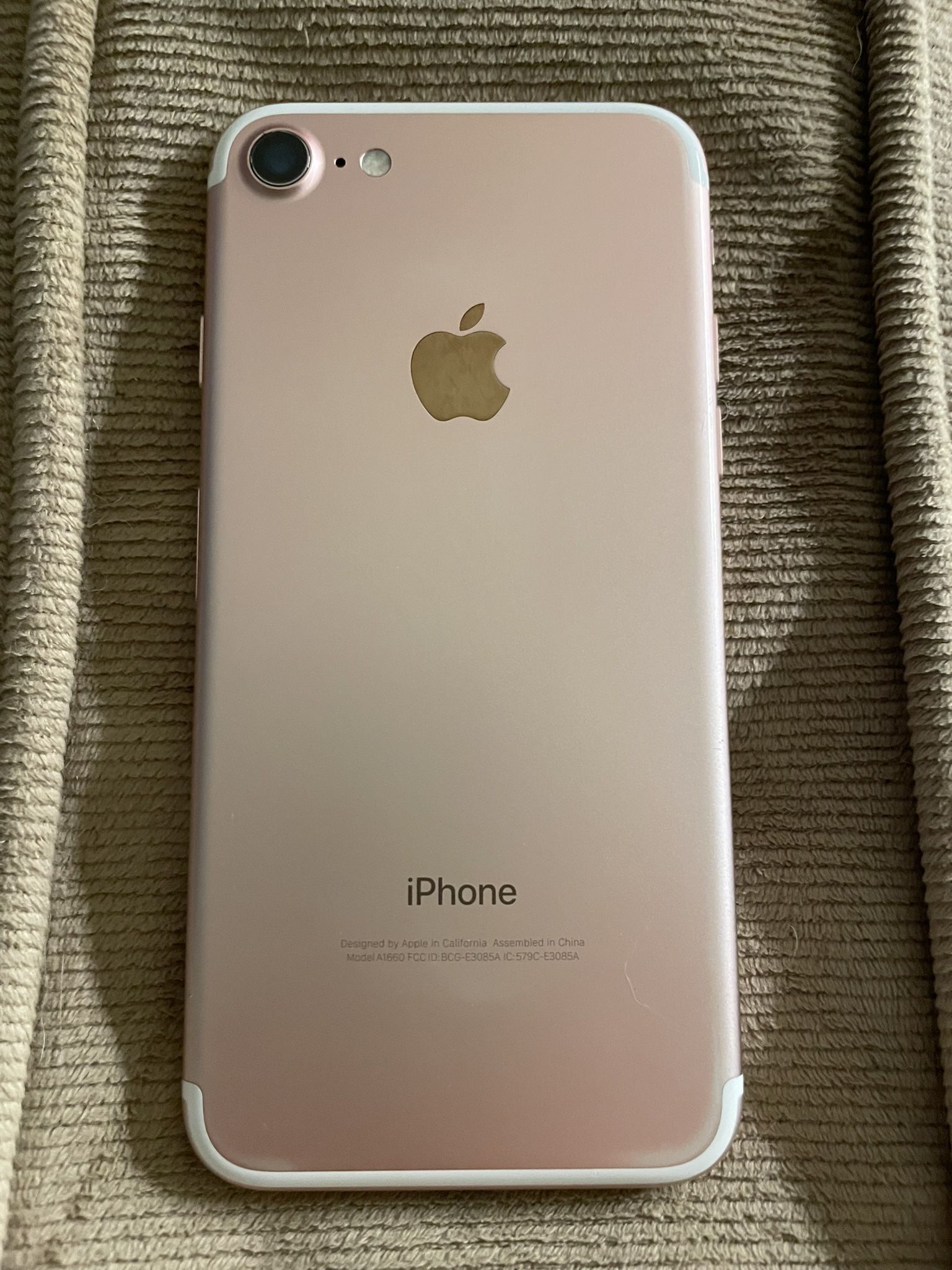 Iphone 7 works great cracked screen
