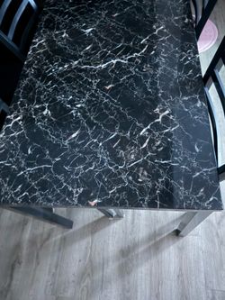 ￼marble table