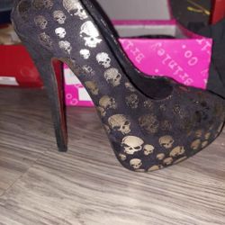 Size 8 Womens  Black Heels With Silver Skulls 